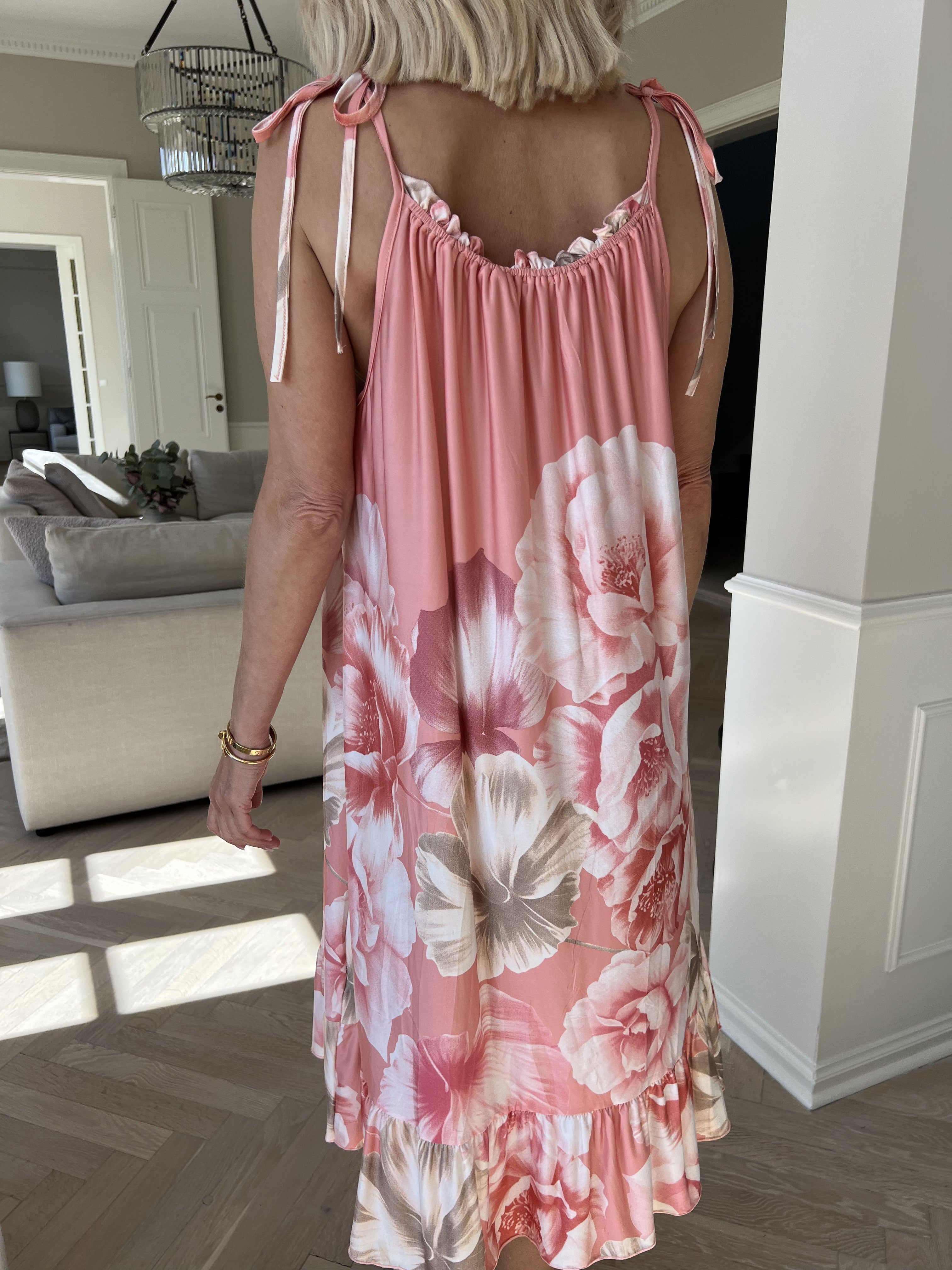 Maya Short - Elastisk strop sommerkjole med blomsterprint